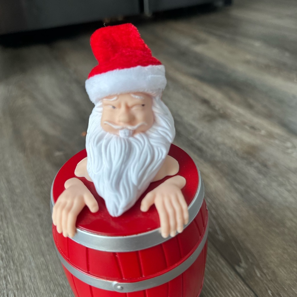 Santa Claus in Wooden Barrel Cigarette Dispenser 🎅 - Picture 10 of 15